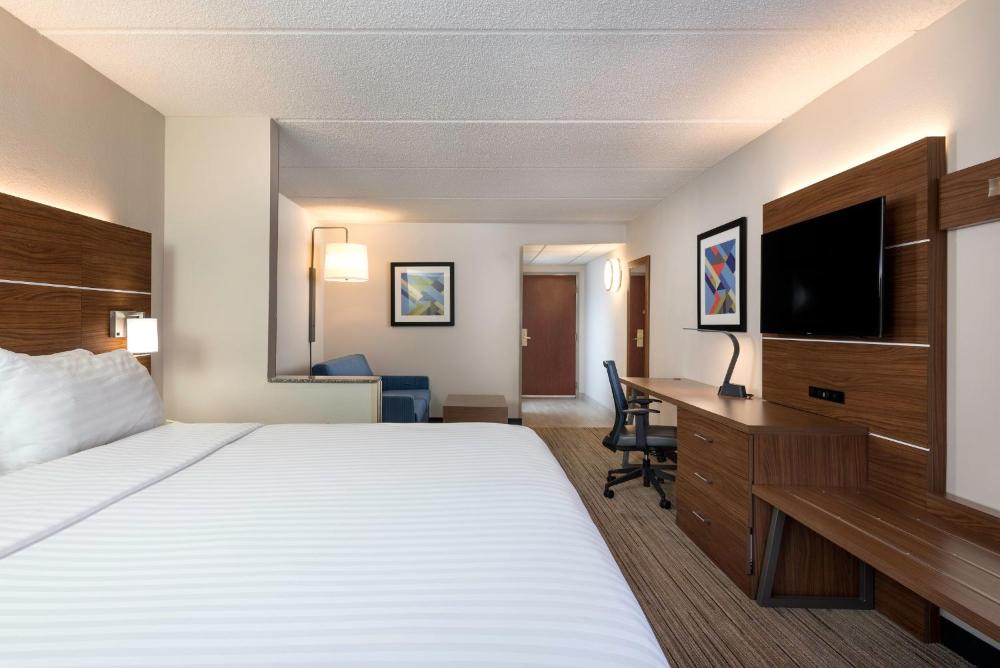 Holiday Inn Express & Suites Charlotte Arpt-Belmont by IHG
